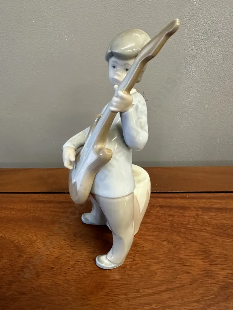 Lladro "Boy With Guitar" H19cm. Image 1++